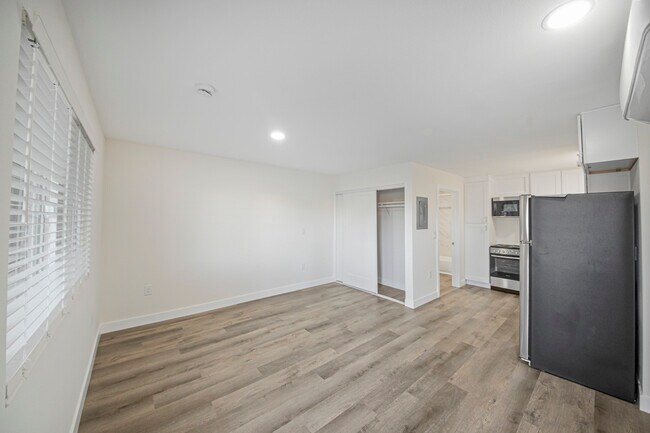 Photo - Inviting Studio with Included Kitchen Appl... Unidad 110