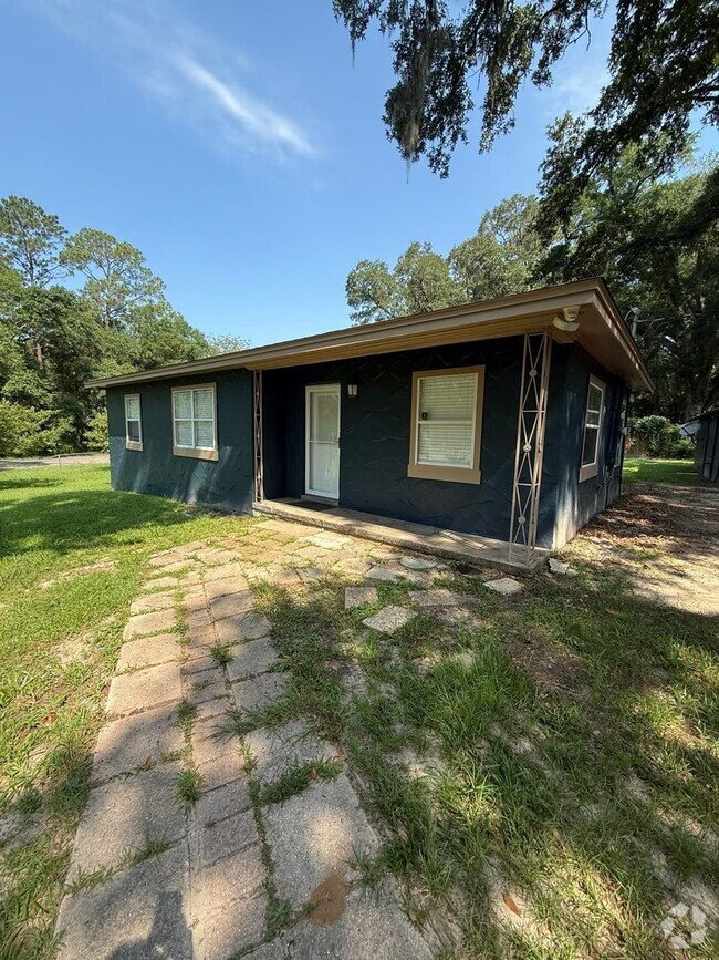 Building Photo - 4 bedroom 1 bath house with a large fenced...
