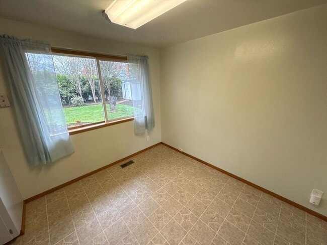 Photo - 1650 NW Highland Dr