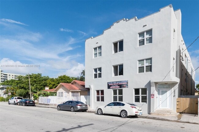 Building Photo - 1051 NW 2nd St Unit 12