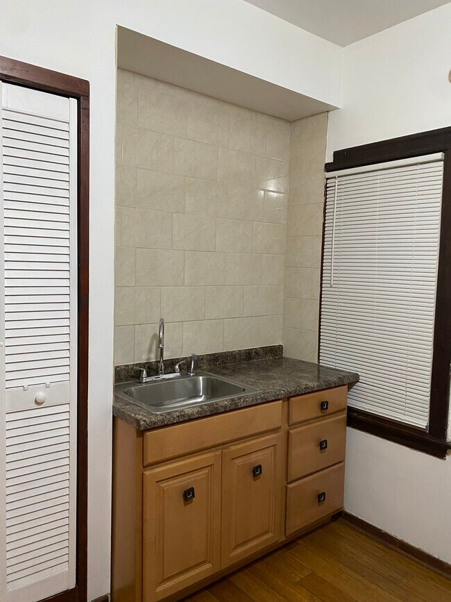 Photo - 1800 W 21st Plz Unidad 1 Floor Rear