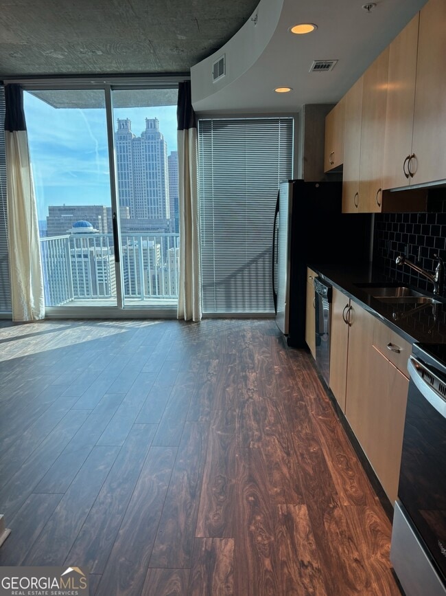 Photo - 400 W Peachtree St NW Unidad 3707