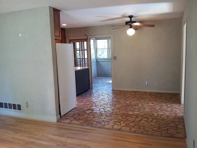 Vista de la cocina y el solario desde la sala de estar - 2725 Carolyn Dr SE