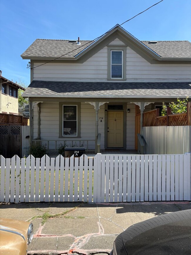 Building Photo - 214 Walnut St Unit 214 Walnut Street