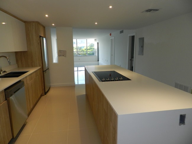 Large living area - 10230 Collins Ave Unit 208