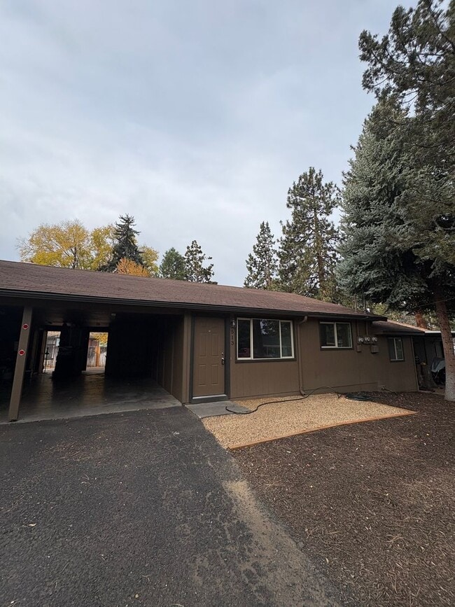 Building Photo - 2 Bed/1 Bath Unit 513