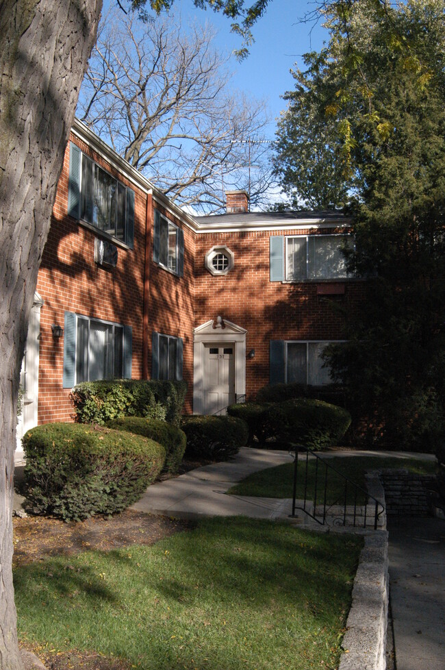 Pinetree Apartments - Pinetree Apartments
