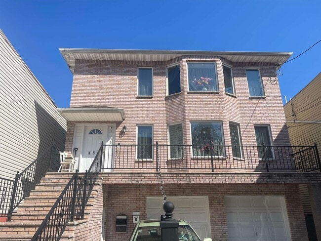 Building Photo - 352 4th St Unit 1 Rental