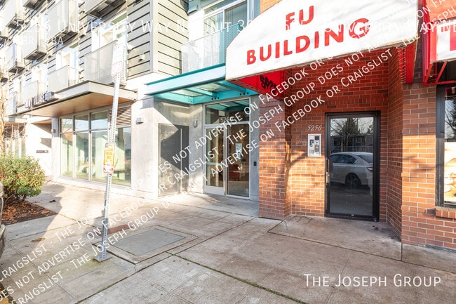 Building Photo - 5256 University Wy NE Unit 5256 University Way NE  301 Seattle