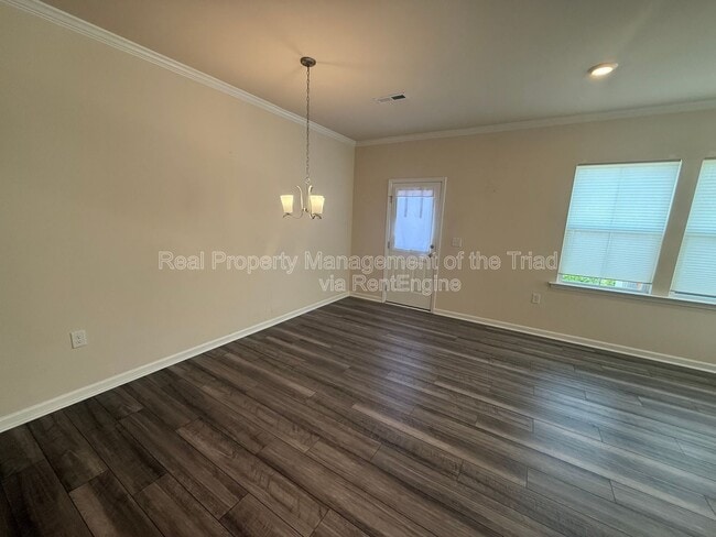 Photo - 886 Falls Grove Trl