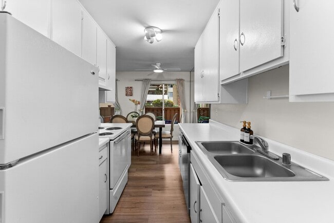 Photo - Beautiful 2BD/2BA Condo in Prime Pacific B... Unidad #2-133