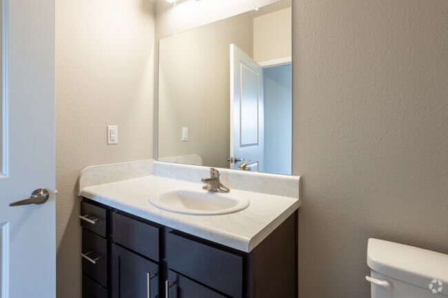 2BR, 2BA - 1051SF