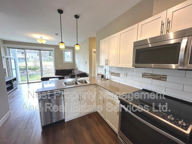 110-110 Baxter Ave