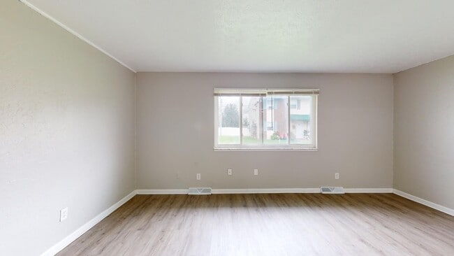 Photo - 3 Bedroom/1 bathroom renovated townhouse. Unit 39