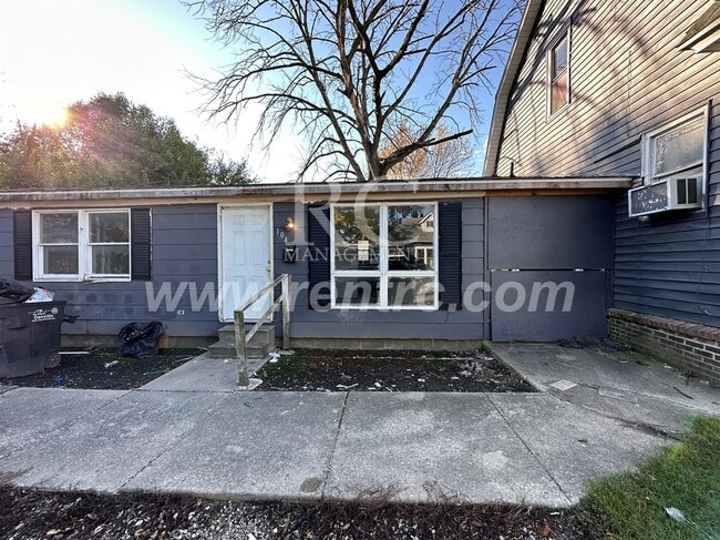 Building Photo - 104 Center-