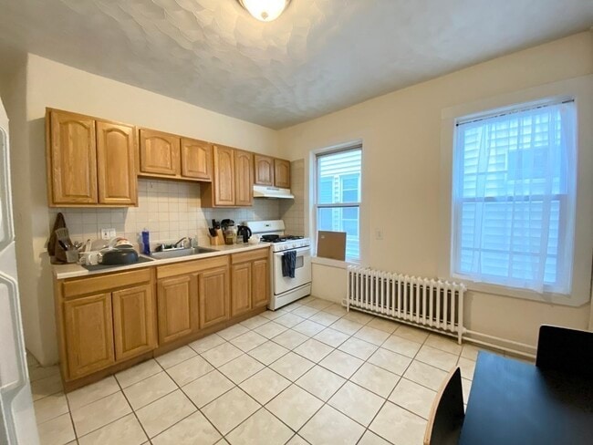 Building Photo - 14 Elder St Unit 2 Rental