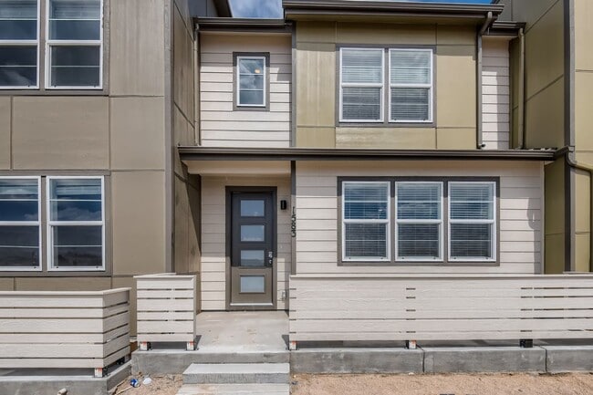Building Photo - Welcome to this 3 bed, 2 and half bath town-home in Briargate area