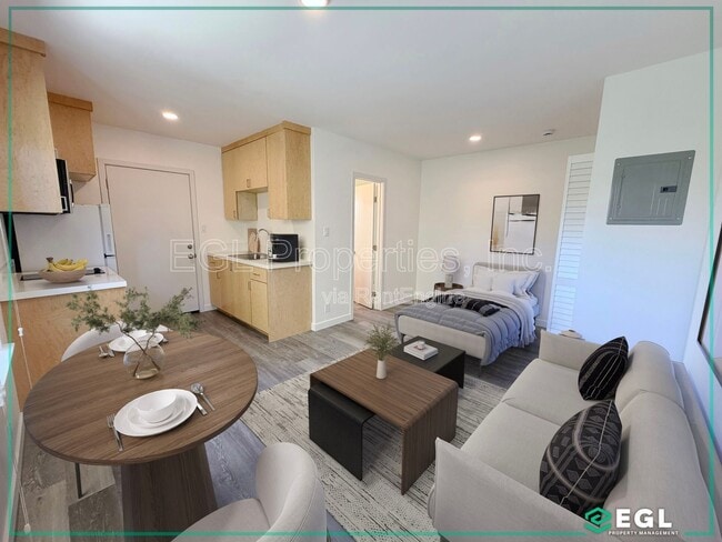 Building Photo - 4239 1/2 West 64th Street Unit 4239 1/2