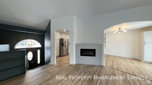 Building Photo - Spacious 4BR, 2BA Gem with Fireplace and O... Rental