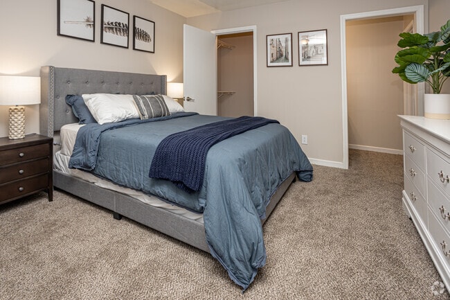 2BR, 2BA - 1,050SF