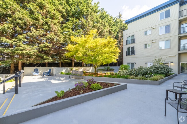 Guinevere Apartment Homes - Courtyard