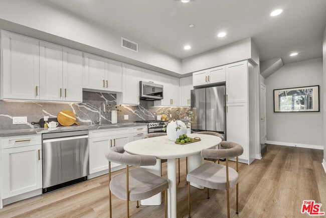 Photo - 7428 Santa Monica Blvd Unidad 501