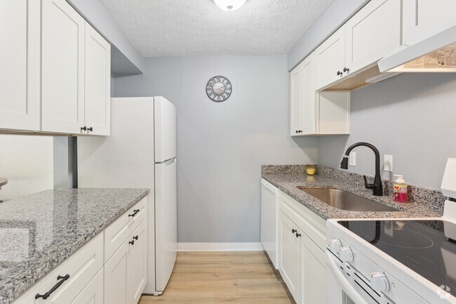1BR, 1BA - 680SF - Kitchen - Brookside Commons