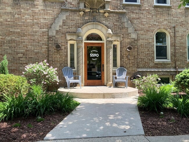 Exterior - Diversey Manor Apartments