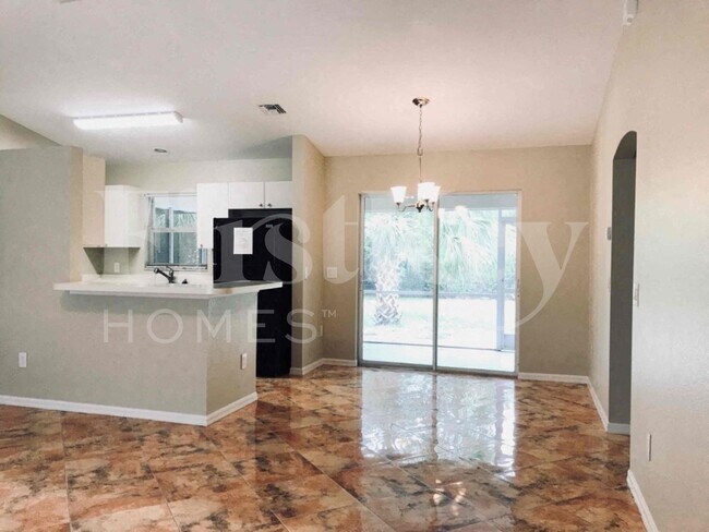 Photo - 2476 Parrot St