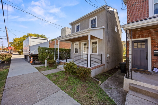 733 E Elm St