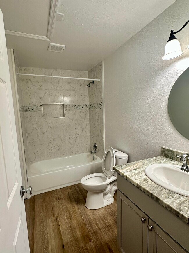 Photo - 3025 Creekwood Ln