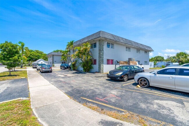 Building Photo - 300 NE 1st Ct Unit 204 Rental
