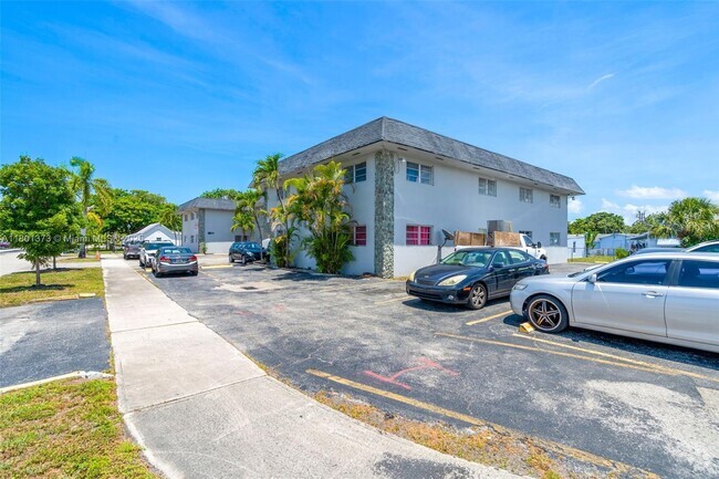 Building Photo - 300 NE 1st Ct Unit 204 Rental