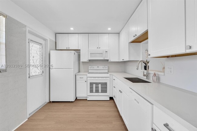 Building Photo - 218 NE 12th Ave Unit 302