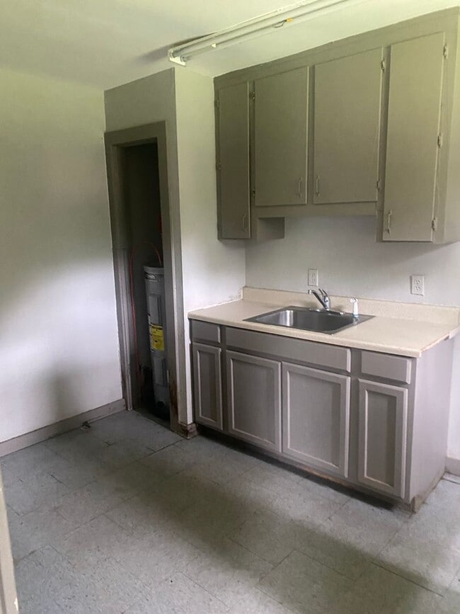 Photo - 458 E 71st St