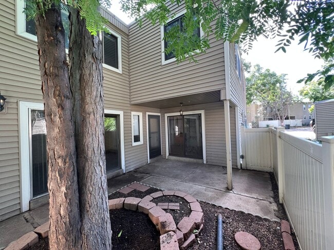Building Photo - 3 Bedroom Condo in Cinnimon Courtyards Unit 20