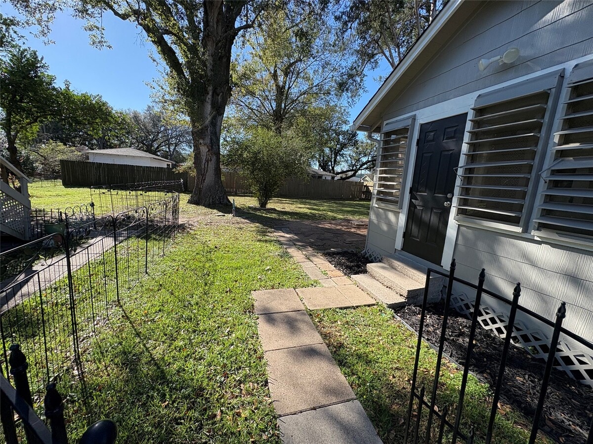 Photo - 306 N Elm St