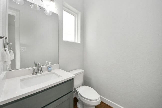Photo - 1223 W 16th St Unidad B