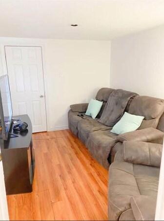 Photo - 2 Bedroom Basement Apartment for Rent – Available May 1st Unité 2