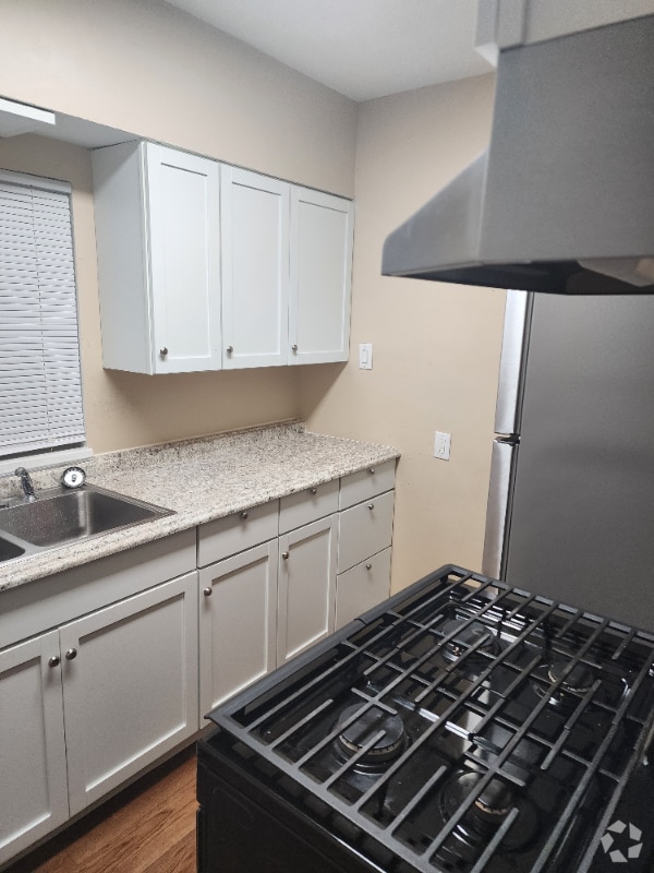 Building Photo - 3415 Riverside Dr Rental