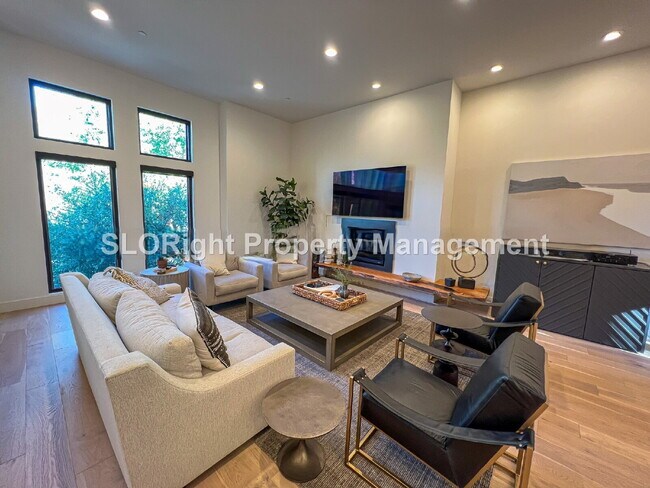 AVAILABLE SEPTEMBER- Fully Furnished Modern Home in San Luis Obispo - 4 Bedroom / 3 Bathroom