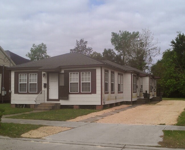 Building Photo - 420 Moss St Unit Apt A