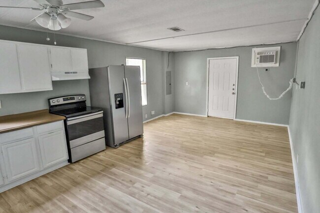 Application Special - Renovated 2 Bed/1 bath with Washer/Dryer Hookups