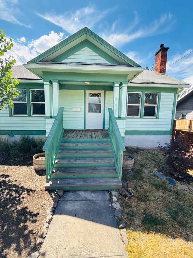 Building Photo - Charming bungalow with off street parking ... Rental