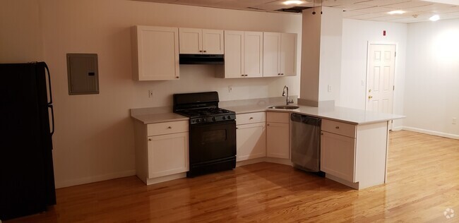 Building Photo - 36 Fleet St Unit B Rental