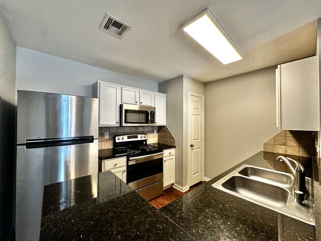 Building Photo - 2/2 Townhome at Hunt Club!