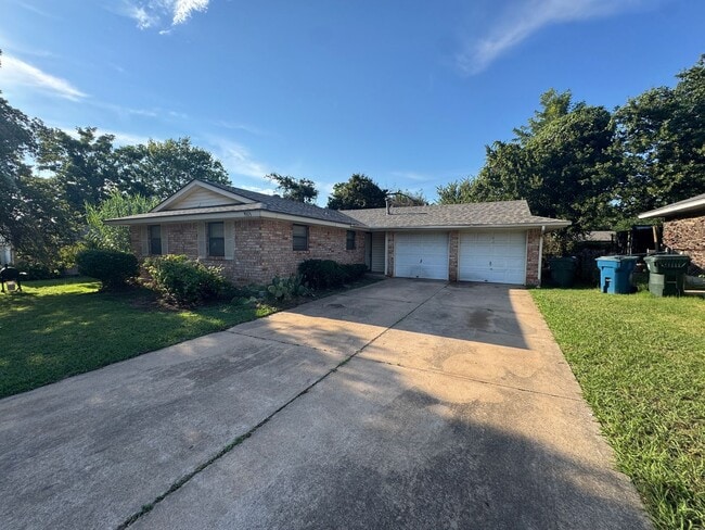 Building Photo - Three Bedroom Midwest City Rental