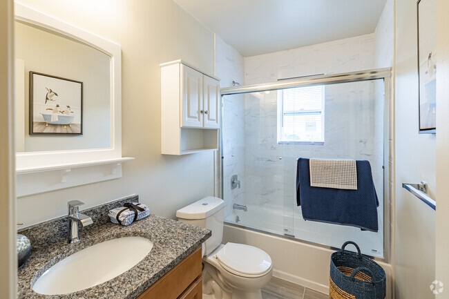 1BR, 1BA w/Rec Room - 1,075SF - Bathroom