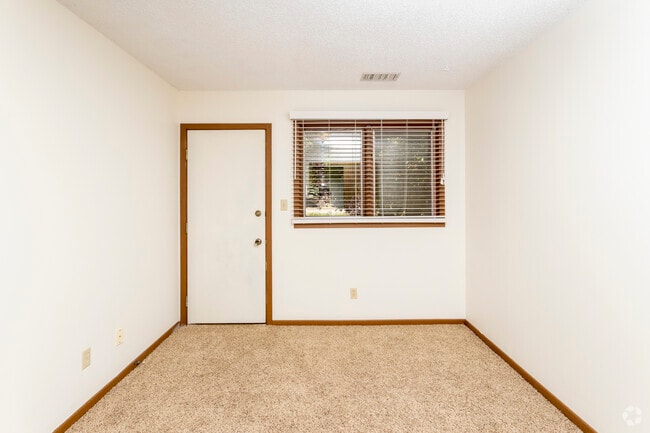 2BR, 1BA - 768SF