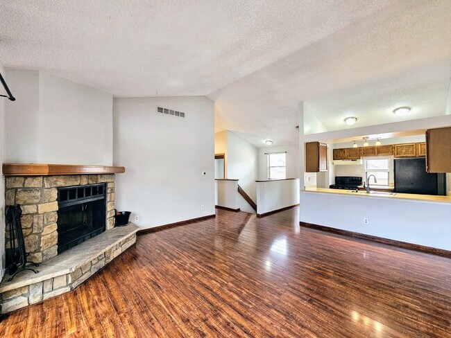 Charming 2-Bedroom Townhouse with Fireplac... - Charming 2-Bedroom Townhouse with Fireplac...